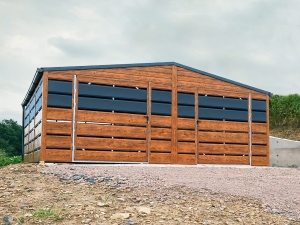 Wiata śmietnikowa 5,5x5m dab rustykalny, matowa czerń, dach dwuspadowy, ściana działowa