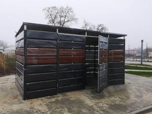 Wiata śmietnikowa schowek 5x2,5m Orzech + Matowa Czerń brama dwuskrzydłowa