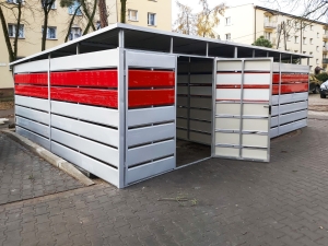 Wiata śmietnikowa schowek 7x5m Srebrny + Czerwień + ściana działowa