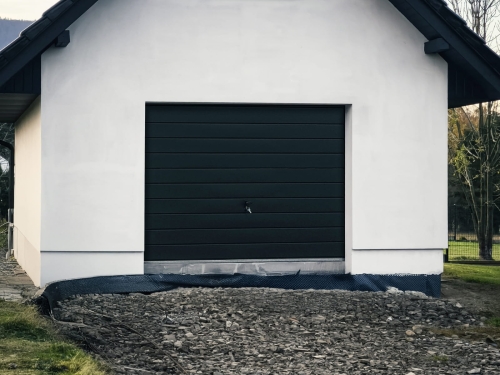 brama-garazowa-matowa-czern-panel-poziomy-szeroki-1-l.jpg