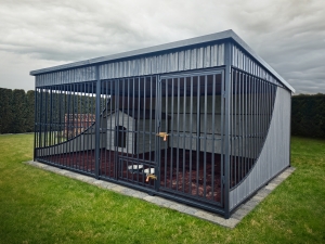 Kojec dla psa 4x3m z zadaszeniem, podłogą, budą XXL i miskami
