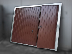 Brama garażowa uchylna Brąz połysk (RAL8017)  2530x2100mm T7 pionowy + furtka
